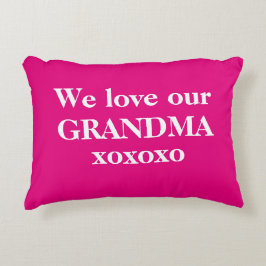 Almofada Decorativa Simples Rosa Quente e Branco 'Amamos nossa Avó'