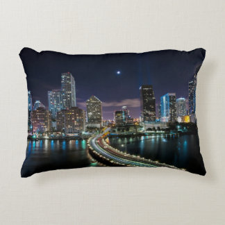 Almofada Decorativa Skyline da cidade de Miami com a ponte na noite