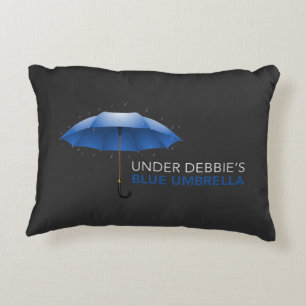 Almofada Decorativa Sob o guarda-chuva azul de Debbie