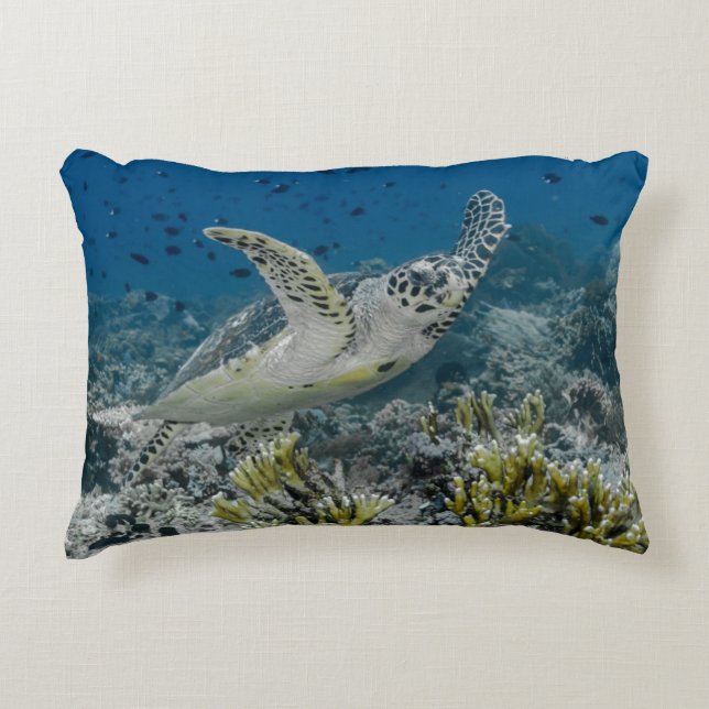 Almofada Decorativa Tartaruga Marinha de Escama Nadando (Frente)