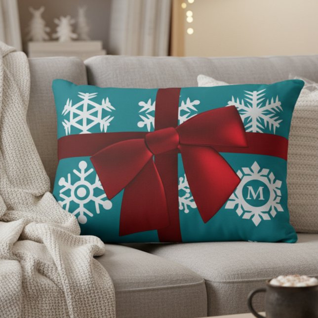 Almofada Decorativa Teal Snowflake Monograma Feriado de Natal Arco Ver (This personalized pillow adds a touch of elegant charm and warmth to any space.)