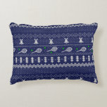 Almofada Decorativa Tênis de Natal, Suéter de Mama Azul<br><div class="desc">Design de ilustração de inverno quente e aconchegante, com dias e noites de inverno, apresentando o clássico e feio suéter de Natal engraçado com raquetes de tênis e bolas de tênis verdes, sinos de jingle, árvores de abeto e flocos de neve. Padrão minimalista de blusa de Natal design festivo em...</div>