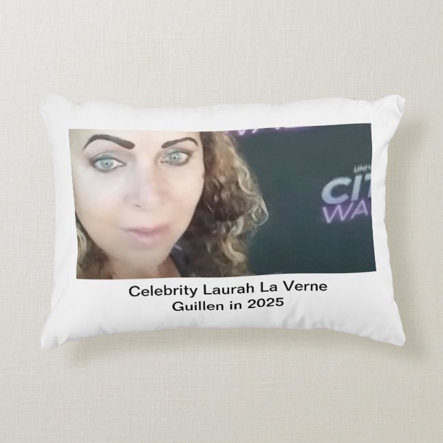 ALMOFADA DECORATIVA #TOPCELEBRITY #LAURAHLAVERNEGUILLEN  2025 (Frente)