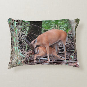 Almofada Decorativa Travesseiro com Doe Alimentando sua prole