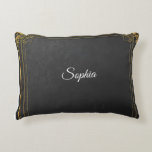 Almofada Decorativa Travesseiro Personalizado com Nome – Elegante Pret<br><div class="desc">Celebre o amor, o estilo e a individualidade com este luxuoso travesseiro personalizado com nome. Projetado com um fundo preto elegante, detalhes ornamentados dourados nos cantos e uma fonte branca sofisticada, este travesseiro adiciona um toque de sofisticação a qualquer espaço. Seja presenteando alguém querido ou adicionando um toque pessoal à...</div>