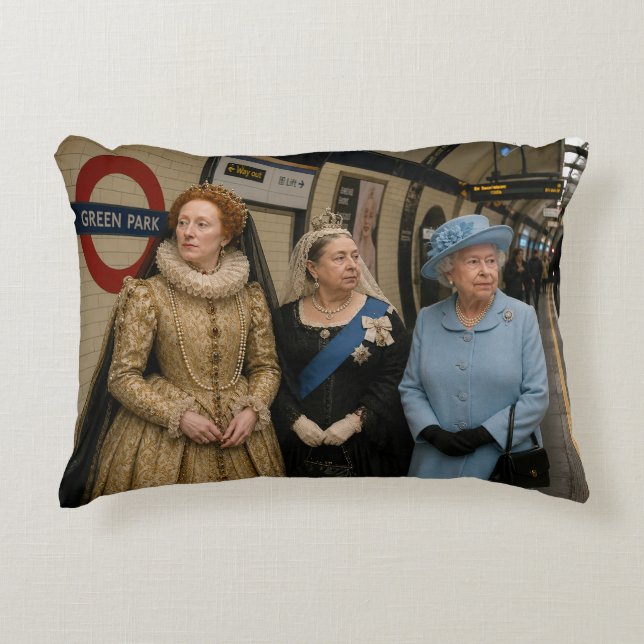 Almofada Decorativa Três Rainhas no Metrô de Londres (Frente)
