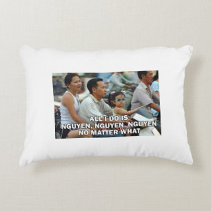 Almofada Decorativa Tudo Que Eu Faço É Nguyen, Nguyen, Nguyen traves