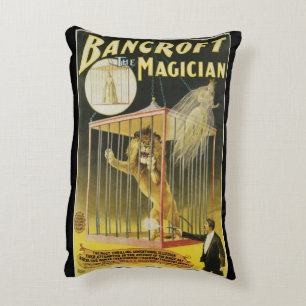 Almofada Decorativa Vintage Magic Poster, Maggie Bancroft e Lion