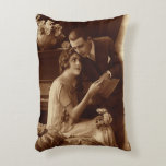 Almofada Decorativa Vintage Romântica Música, Amor e Amantes Romântico<br><div class="desc">Fotografia antiga Vintage sepia antiga apresentando uma imagem de amor e romance com uma nova música em folha de leitura de casal junto ao piano.</div>