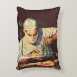Almofada Decorativa Vintage Science Fiction, Laboratory Mad Scientist<br><div class="desc">Vintage ilustra imagem futurista do laboratório de Ficção Científica com um cientista louco experimentando um ser humano em miniatura. O cientista maluco está misturando uma poção de elixir para despertar o robô macho adormecido em seu laboratório. Um clássico design de quadrinhos retrô de ficção científica.</div>