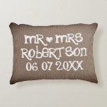 Almofada Decorativa Vintage, Sr. e Sra. Burlap, travesseiros de casame<br><div class="desc">Vintage, Sr. e Sra. Burlap, travesseiros de casamento. Almofadas personalizadas de travesseiro de giz escrevendo para sofá, cadeira ou cama. Design personalizado com coração branco e sobrenome do novo casal. Uma decoração rústica para a casa, personalizada para noiva e noivo / marido e mulher. Presentes de casamento românticos para recém-casados....</div>