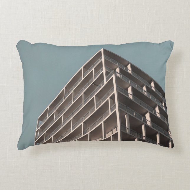 ALMOFADA DECORATIVA VISÃO INFERIOR DO EDIFÍCIO DE ALTO AUMENTO (Frente)