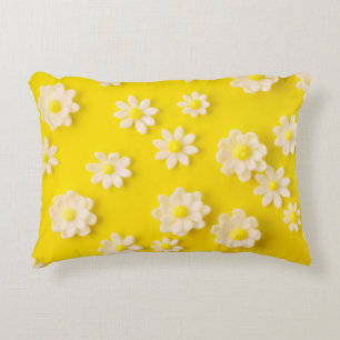 Almofada Decorativa Visitas com fundo amarelo
