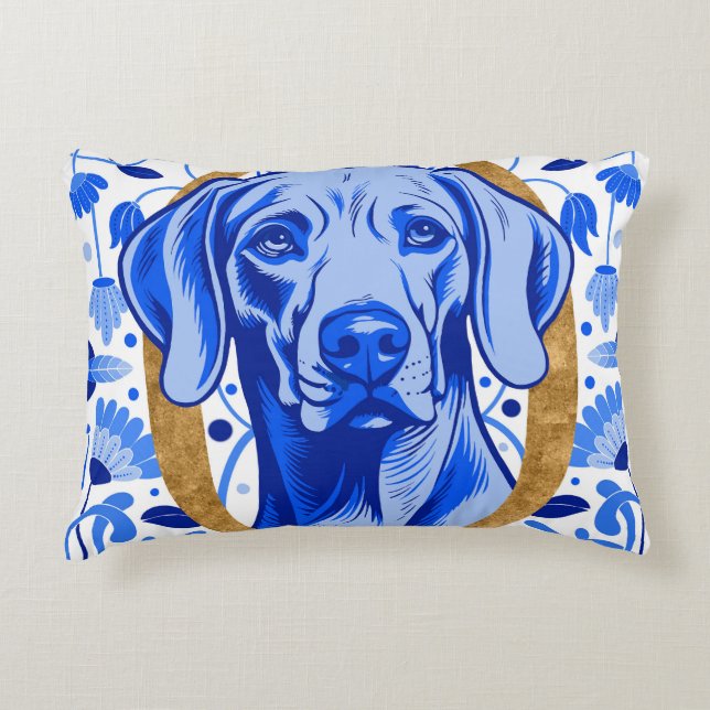 Almofada Decorativa Weimaraner espiando através da letra "O" em Ouro (Frente)