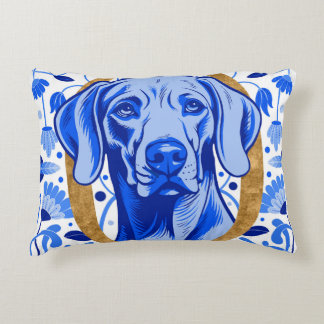 Almofada Decorativa Weimaraner peering thru the letter "O" in Gold