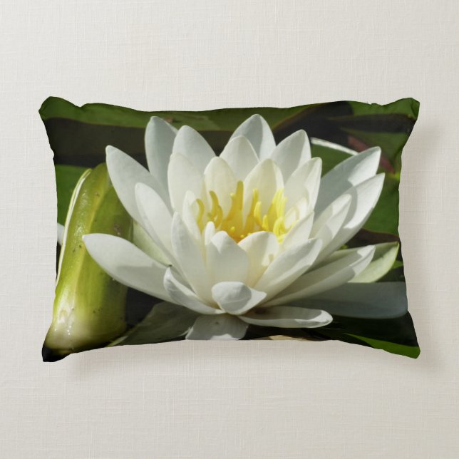 Almofada Decorativa White Waterlily e Bud Floral (Frente)