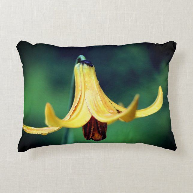 Almofada Decorativa Wild Canada Lily Com Insetos (Frente)