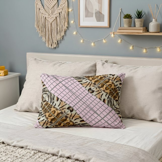 Almofada Decorativa Wildcat Matrix - Bengal Cat Leopard Pink Rose (Abstraktes Kissen liegt auf einem Bett)