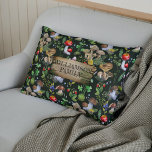 Almofada Decorativa Woodland Watercolor Mushroom Verde Plantas<br><div class="desc">Design de texto personalizável com um padrão de madeira de cor aquosa de natureza verde serena com cogumelos,  bagas e plantas florestais coloridas. O padrão funcionaria como excelente para as estações de outono e inverno,  assim como durante todo o ano.</div>