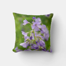 Almofada Delicar flores azuis num campo verde num primavera