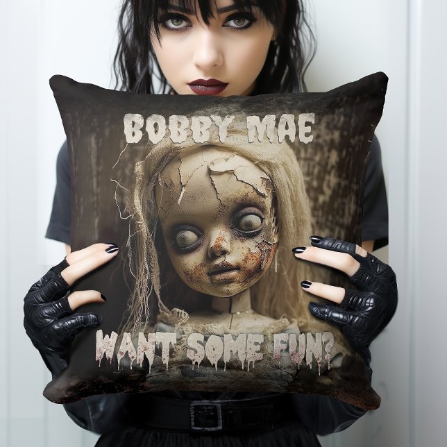 Almofada Demon Possuiu Doll 80s Horror Filme (Created to bring out your wicked side, this haunting throw pillow will have you awake at night!)