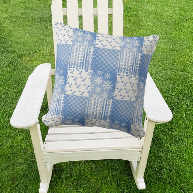 Almofada Denim Azul Vintage Branco Cremoso Remendado  (Denim blue and creamy white patchwork)