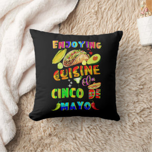 Almofada Desfrutando Da Cuisine Em Cinco De Mayo