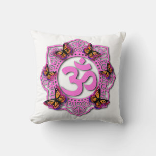 Almofada design de mandioca rosa com borboletas monarcas