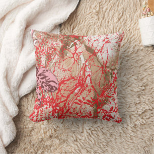 Almofada Design vermelho vibrante com flor intrincada