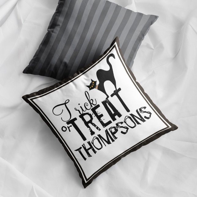 Almofada Dia das Bruxas Gato Preto Doce ou Travessura Assus (Halloween black cat trick or treat pillow with personalized family name spooky fall decor accent.)