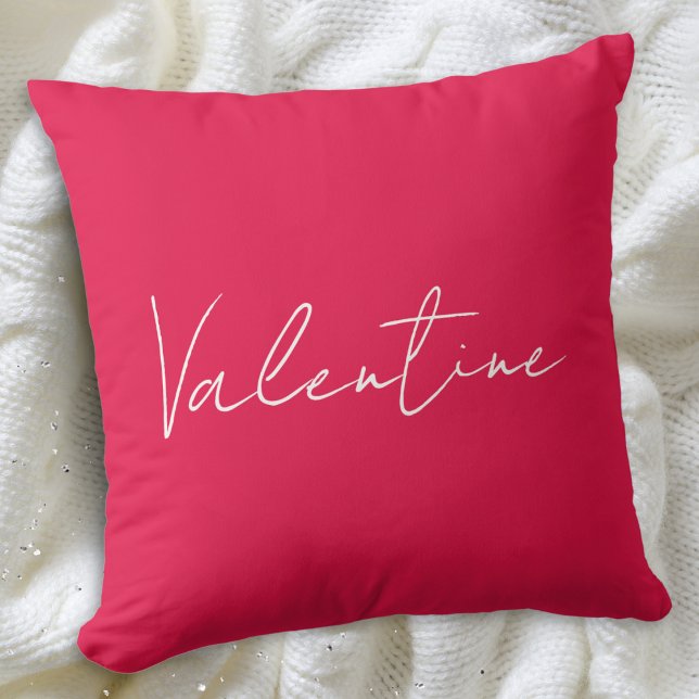 Almofada Dia de os namorados de Mensagem Personalizada Eleg (A throw pillow in red, with 'Valentine' in stylish script on the front, and custom text on the back)