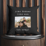 Almofada Dia de os pais Engraçado Como Pai Como Foto Do Fil<br><div class="desc">Humor digno de Deus! Acalme-se com o nosso travesseiro engraçado de Dia de os pais apresentando um tributo estilo máquina de escrever a momentos parecidos com pai e filho. Alegria pura de pai! 👨 ‍ 🤣 #PapaiPiada #FatherhoodFun</div>