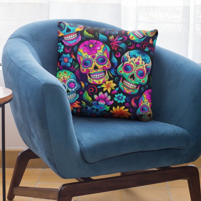 Almofada Dia dos Peles de Açúcar Neon Mortos (Sugar skull pattern on home decor throw pillows. Bold colors for your home. )