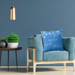 Almofada Doce 16 estrelas brancas azuis brilhantes nome<br><div class="desc">Uma travesseiro para um quarto de meninas de 16,  16 anos. Um fundo azul brilhante decorado com estrelas brancas. O texto: Doce Dezesseis é escrito em branco com um grande estilo escrito à mão moderno. Personalize e adicione um nome.</div>