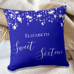 Almofada Doce 16 estrelas brancas azuis reais<br><div class="desc">Uma travesseiro para um quarto de meninas de 16,  16 anos. Um fundo azul real decorado com estrelas brancas. O texto: Doce Dezesseis é escrito em branco com um grande estilo escrito à mão moderno. Personalize e adicione um nome.</div>