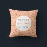 Almofada Doce Peach Birthday<br><div class="desc">Torne a festa de primeiro aniversario do seu bebê inesquecível com estes adoráveis travesseiros decorativos temidos de pêssego. É hora de uma doce celebração de aniversário! Você pode personalizar este design clicando em "Personalizar este modelo" ou se quiser alterar a fonte, as cores ou organizar os elementos design de uma...</div>