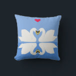 Almofada Dois Cisnes na Dose Cardíaca<br><div class="desc">Este travesseiro decorativo fará um presente romântico perfeito para os casais. Ele apresenta um par de cisnes na pose cardíaca clássica,  com seu reflexo. Ideal para recém-casados,  casais,  aniversários,  Namorados.</div>