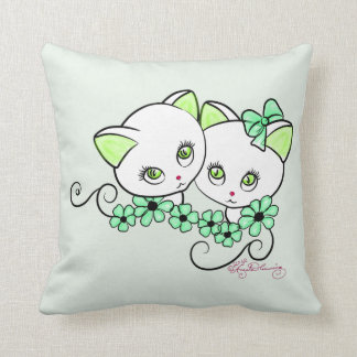 Almofada Dois gatinhos fofos com Margaridas Verdes