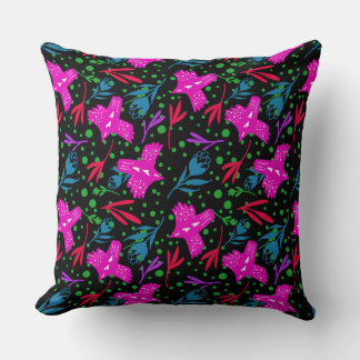 Almofada Doodle pattern flowers, leaves birds black backgro