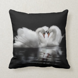 Almofada Duas cisnes no coxim dos animais selvagens do amor