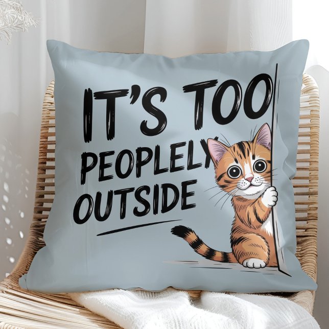 Almofada "É Muito Cheio Lá Fora" Gato Introvertido Divertid ("It's Too Peopely Outside" Funny Introvert Cat Throw Pillow in a sunny boho rattan chair.)