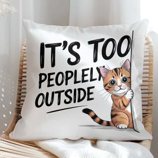 Almofada "É Muito Cheio Lá Fora" Gato Introvertido Divertid ("It's Too Peopely Outside" Funny Introvert Cat Throw Pillow in a sunny boho rattan chair.)