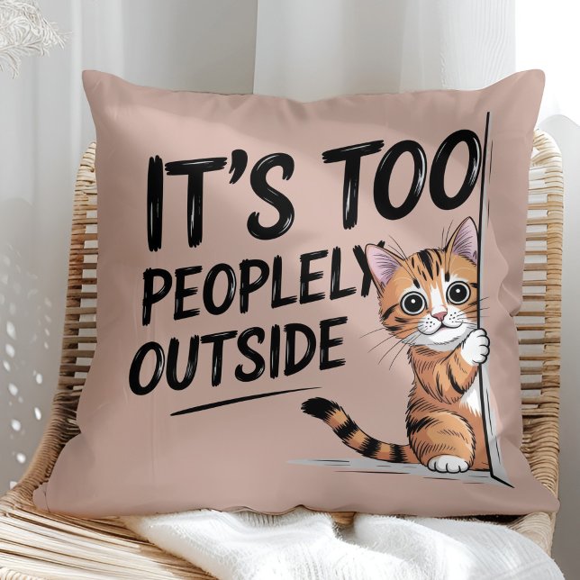 Almofada "É Muito Cheio Lá Fora" Gato Introvertido Divertid ("It's Too Peopely Outside" Funny Introvert Cat Throw Pillow in a sunny boho rattan chair.)