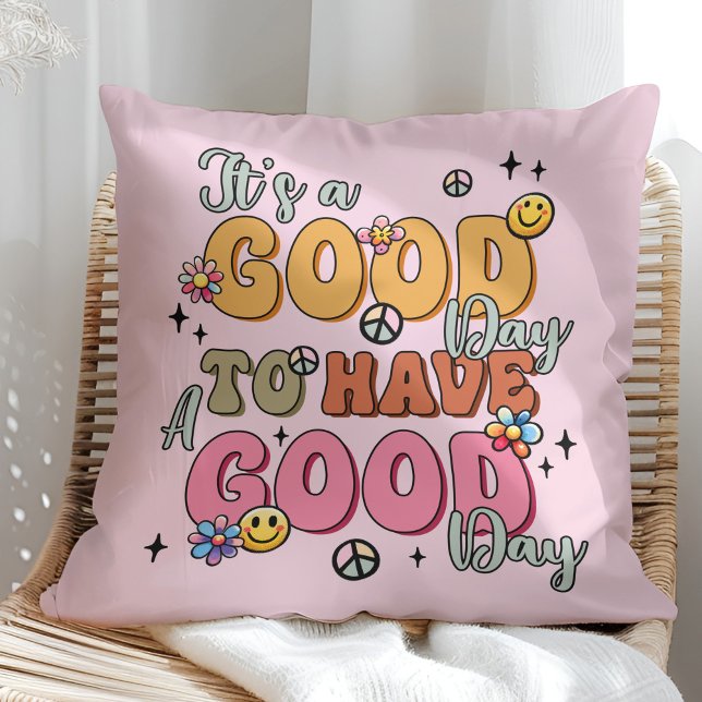 Almofada "É um Bom Dia" Retro Positividade Colorida  ("It's a Good Day" Retro Colorful Positivity Throw Pillow on a sunny boho rattan chair.)