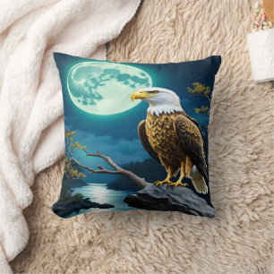 Almofada Eagle Empoleirado Em Rock Baixo Da Lua Cheia