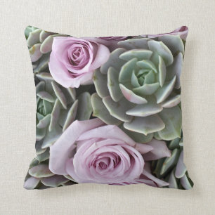 Almofada Echeverias e os rosas descansam por Debra Lee