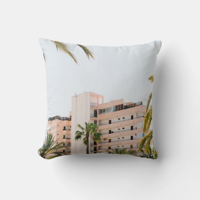 ALMOFADA EDIFÍCIO DE CONCRETO BRANCO AO LADO DA ÁRVORE DE P (Frente)