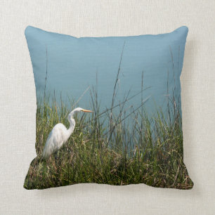 Almofada Egret branco que está na água de w da grama