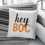 Almofada Ei, Dia de as Bruxas engraçado Laranja Branco Fant<br><div class="desc">O moderno e fofo "Ei Boo" design de decoração do Halloween apresenta texto em cores preto,  laranja e branco com um pequeno sotaque fantasma.</div>