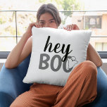 Almofada Ei, Dia de as Bruxas engraçado preto e branco Fant<br><div class="desc">O moderno e fofo "Ei Boo" travesseiro de decoração de Halloween apresenta texto em preto,  cinzas e letras brancas com um pequeno sotaque fantasma.</div>